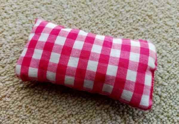 子どもが綿花で作った人形用の枕